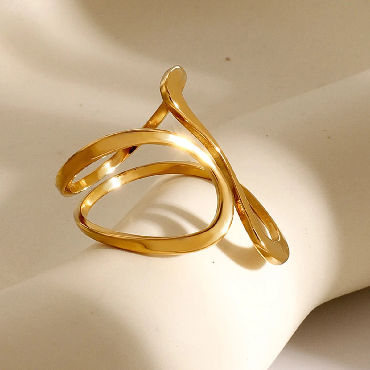 Anello in acciaio inossidabile oro 18k con apertura irregolare e linea liscia